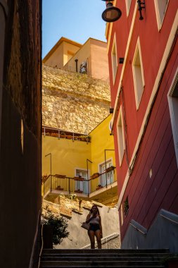 Cagliari, Sardinya, İtalya 6 Ağustos 2025 Via Giovanni Spano 'ya doğru ilerleyen genç bir kadın..