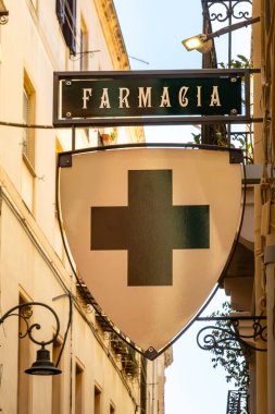 Cagliari, Sardinya, İtalya 6 Ağustos 2025 İtalyanca eski bir eczane işareti..