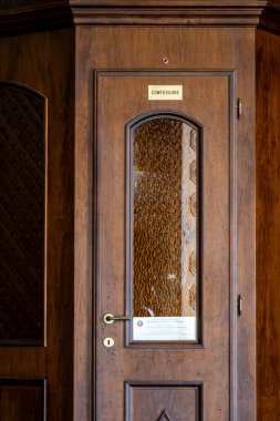 Cagliari, Sardinya, İtalya 6 Ağustos 2025 Günah çıkarma kabini ve Cagliari Katedrali 'nde imza..