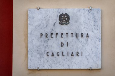 Cagliari, Sardinya, İtalya 6 Ağustos 2025 Palazzo Regio 'nun duvarındaki mermer levha İtalyanca: Prefettura di Cagliairi, yerel yönetim.