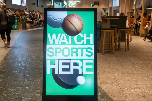Stockholm, İsveç 5 Ağustos 2025 Dijital ekran Arlanda Havaalanı 'nda Spor İzle diyor..