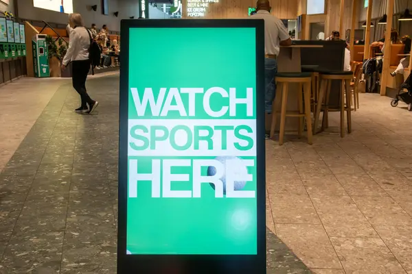 Stockholm, İsveç 5 Ağustos 2025 Dijital ekran Arlanda Havaalanı 'nda Spor İzle diyor..