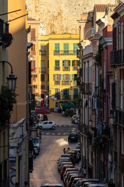 Cagliari, Sardinya, İtalya 6 Ağustos 2025 Via Domenico Alberto Azuni 'de şehir merkezindeki Piazza Yenne Cagliari' ye doğru giden yaya ve arabalar..