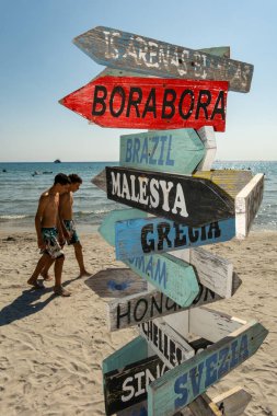 Spiaggia delle Dune, Sardinya, İtalya 8 Haziran 2025 Tahta uluslararası hedef işaretleri plajda ve banyoda.