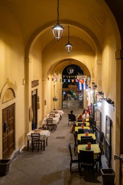 Cagliari, Sardinya, İtalya 8 Ağustos 2025 Via Giuseppe Mazzini 'de tarihi şehir merkezinde bir açık hava restoranı..