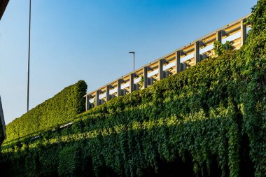 Cagliari, Sardinya, İtalya Asse Mediano di Scorrimento otoyolunda bir üstgeçit..