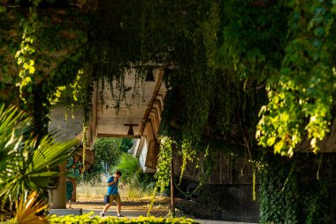 Cagliari, Sardinya, İtalya 11 Ağustos 2025 Bir adam Asse Mediano di Scorrimento otoyolunda bir alt geçitten geçiyor.