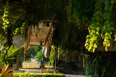 Cagliari, Sardinya, İtalya 11 Ağustos 2025 Bir adam Asse Mediano di Scorrimento otoyolunda bir alt geçitten geçiyor.