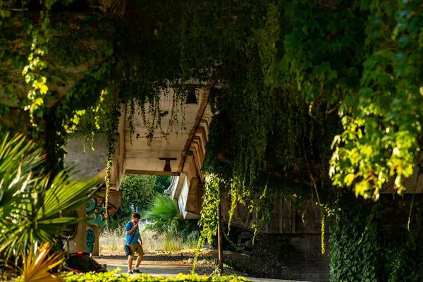 Cagliari, Sardinya, İtalya 11 Ağustos 2025 Bir adam Asse Mediano di Scorrimento otoyolunda bir alt geçitten geçiyor.