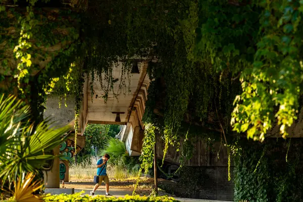 Cagliari, Sardinya, İtalya 11 Ağustos 2025 Bir adam Asse Mediano di Scorrimento otoyolunda bir alt geçitten geçiyor.