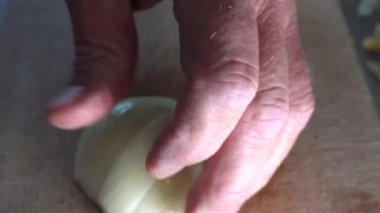 Stockholm, İsveç Bir aşçı ahşap bir tahtanın üzerinde soğan soyar.