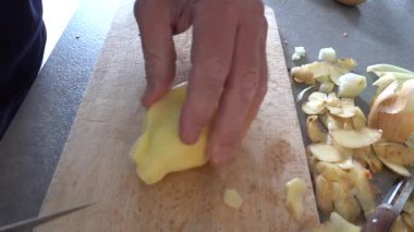 Stockholm, İsveç. Bir aşçı patates soyar ve doğrar.. 