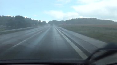 Enkoping, İsveç Karayolu 'nda sağanak yağmurlu bir arabanın gösterge paneli görüntüsü. 