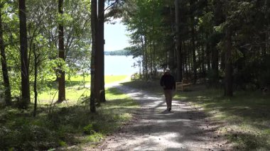 Enkoping, İsveç Kırsalda ağaçlık bir sokakta bir adam yürüyor. 