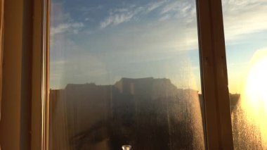 Stockholm, İsveç Güneş bir yerleşim yerinin penceresindeki açık hava buharlaşmasından doğar..