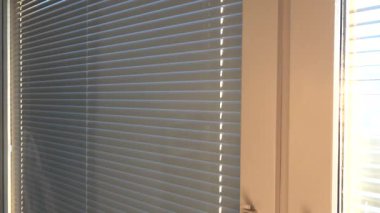 Stockholm, İsveç Güneş bir yerleşim yerinin penceresindeki açık hava buharlaşmasından doğar..