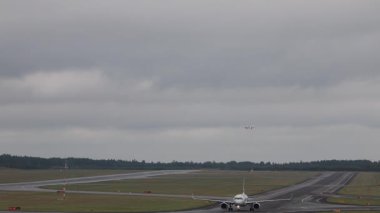 Stockholm, İsveç Arlanda Havaalanı 'na ticari bir yolcu uçağı indi.. 