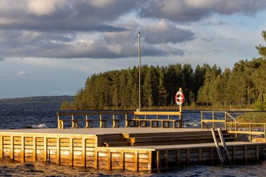 Tallberg, İsveç Dalarna 'da Siljan Gölü üzerinde dramatik bir günbatımı.