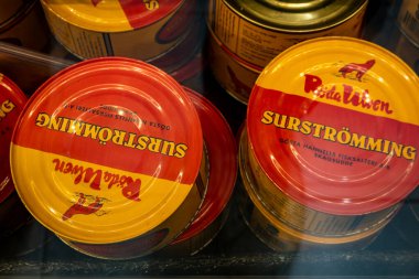 Leksand, İsveç 24 Eylül 2025 Bir süpermarkette konserve konservesi.