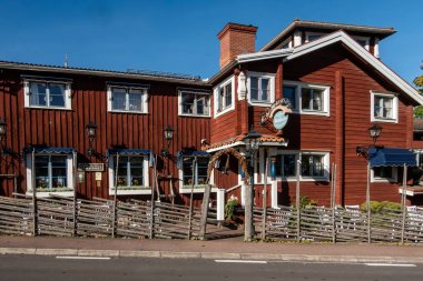 Tllberg, İsveç 29 Eylül 2025 Bir kaplıca ve otelin kırmızı cephesi