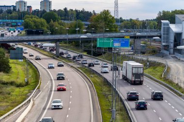 Stockholm, İsveç 28 Eylül 2025 BArkaby ilçesindeki E18 karayolunda trafik.