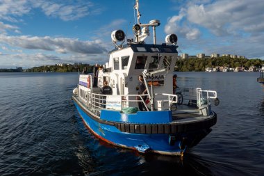 Stockholm, İsveç 29 Eylül 2025 Kungsholmen bölgesindeki bir toplu taşıma feribotu limandan ayrılıyor..