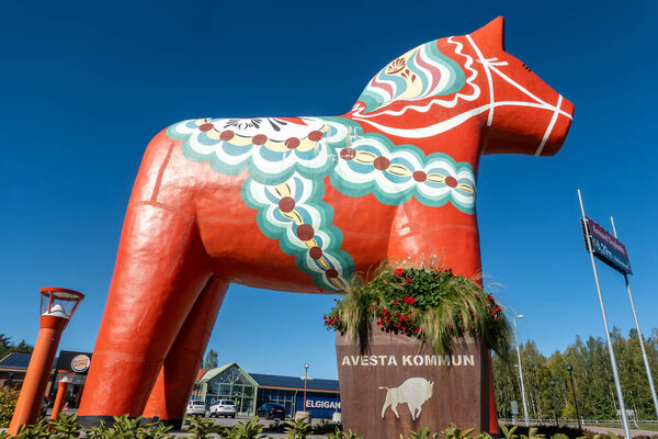 Авеста, Швеция 22 сентября 2025 большой конь Дала на стоянке грузовиков и подписать Авеста Коммун, или муниципалитет Авеста.