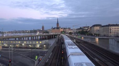 Stockholm, İsveç Yüksek bir tünel veya metro treni ve Gamla Stan veya Old Town.
