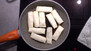 Stockholm, İsveç bahar börekleri yağlı tavada kızartılıyor.. 