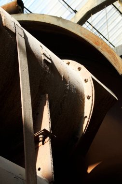 Bir atölyede kırık metal parçaları, fotoğrafa yakın çekim