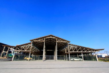 TANGSHAN - 4 Kasım 2013 'te Qixin çimento fabrikasında mavi gökyüzünün altındaki kereste işçiliği binası, Tangshan şehri, Çin.