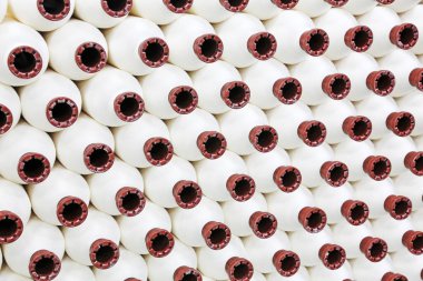 Yapım atölyesinde plastik makara yığınları 