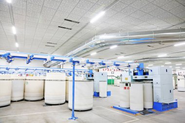 LUANNAN COUNTY - 20 Aralık 2013 'te, Luannan Eyaleti, Hebei Eyaleti, Çin' deki ZeAo Spin LTD 'deki bir üretim atölyesinde mekanik ekipmanlar çalışıyordu..