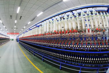 LUANNAN COUNTY - 20 Aralık 2013 'te, Luannan Eyaleti, Hebei Eyaleti, Çin' de, ZeAo Spin LTD 'de, bir üretim atölyesinde dönen makineler ve ovalar.