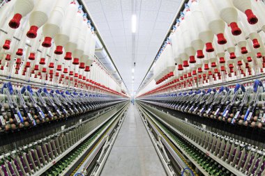 LUANNAN COUNTY - 20 Aralık 2013 'te, Luannan Eyaleti, Hebei Eyaleti, Çin' de, ZeAo Spin LTD 'de, bir üretim atölyesinde dönen makineler ve ovalar.