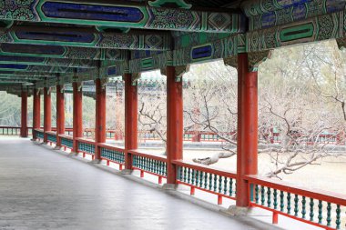 BEIJING - 17 HAZİRAN: Cennet Parkı tapınağındaki uzun koridor ve turistler, 17 Ocak 2014 'te, Pekin, Çin.