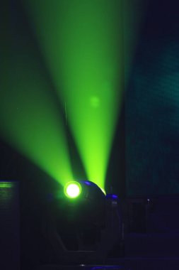 Sahne aydınlatma etkisi karanlıkta 