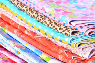 Markette örgü ürünleri, fotoğraflara yakın çekim.