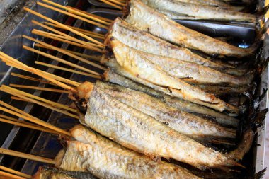 Paslanmaz çelik bir tabakta kızarmış Walleye Pollack.