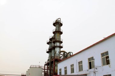 Bir imalat fabrikasındaki düzeltme kulesi manzarası