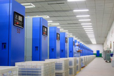 LUANNAN COUNTY - 15 Nisan 2014 'te fabrikada taranmış pamuk makineleri üretim hattı, Luannan County, Hebei Eyaleti, Çin.