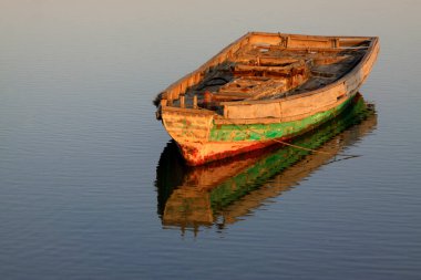Sudaki tekne, fotoğrafa yakın çekim.