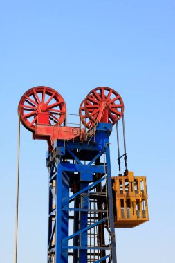 CAOFEIDIAN - 2 Mayıs 2014 tarihinde, JiDong petrol sahasında çerçeve tipi pompalama ünitesi, kaofeidyen, hebei bölgesi, Çin. 