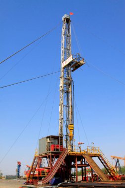 CAOFEIDIAN - 2 Mayıs 2014 tarihinde, JiDong petrol sahasında çerçeve tipi pompalama ünitesi, kaofeidyen, hebei bölgesi, Çin.