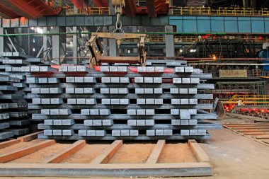 Çelik fabrikasında sıcak ingot, fotoğrafa yakın çekim.