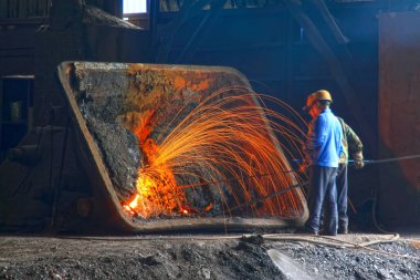 TANGSHAN - 20 Haziran: Çelik fabrikasında mekanik bileşenleri tamir eden işçiler, 20 Haziran 2014, Tangshan, Hebei Eyaleti, Çin