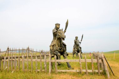 WULANBUTONG GRASSLAND - 19 Temmuz 2014 'te WuLanBuTong çayırlarında şövalye heykeli, İç Moğolistan özerk bölgesi, Çin.