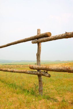 TULIGEN GRASSLAND - 20 Temmuz 2014 tarihinde otlaktaki ahşap çit, İç Moğolistan özerk bölgesi, Çin.