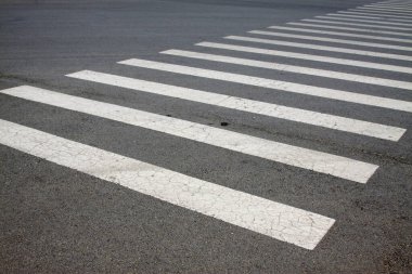 zebra asfalt kaldırımda geçiyor