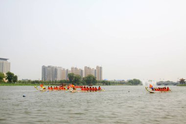 LUANNAN COUNTY - 8 AĞUSTOS: 8 Ağustos 2014 'te nehirde ejderha bot yarışı sahnesi, Luannan County, Hebei Eyaleti, Çin